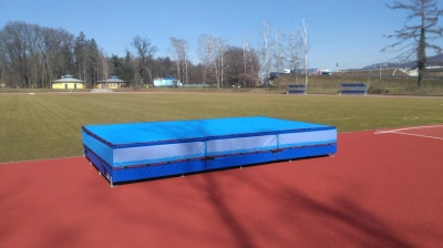 Závodní doskočiště ze 3 dílů 3x1,67x0,55m a dopadové deky 5x3x0,05m