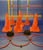 VERSATILE - 2x kužel s dírami v. 48cm, tyčka 1m → 1x PŘEKÁŽKA
